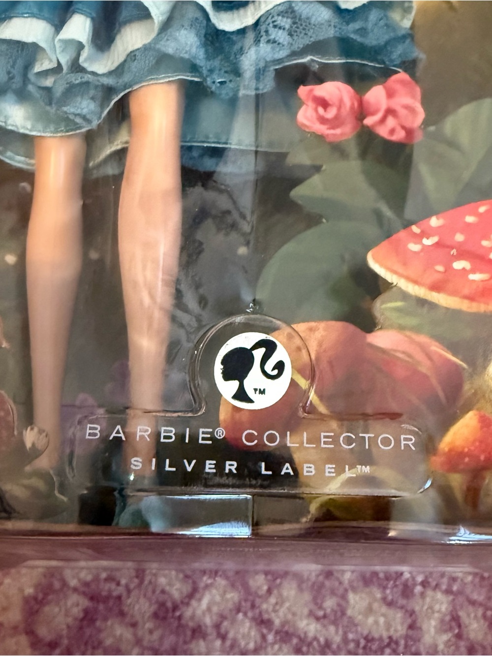 Alice in Wonderland Barbie - Silver Label - Picture 6 of 11